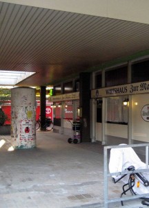 Blick vom Städt. Kindergarten auf die Ladenstraße VOR der Sanierung